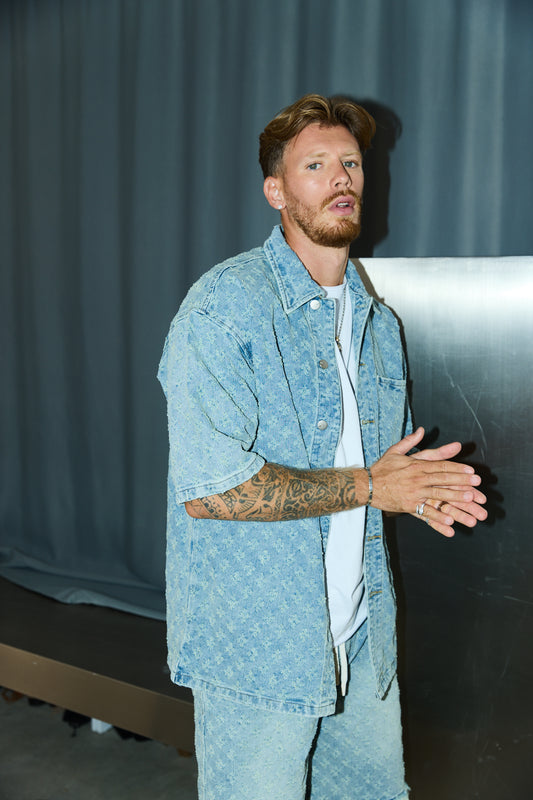 מכופתרת דנאל