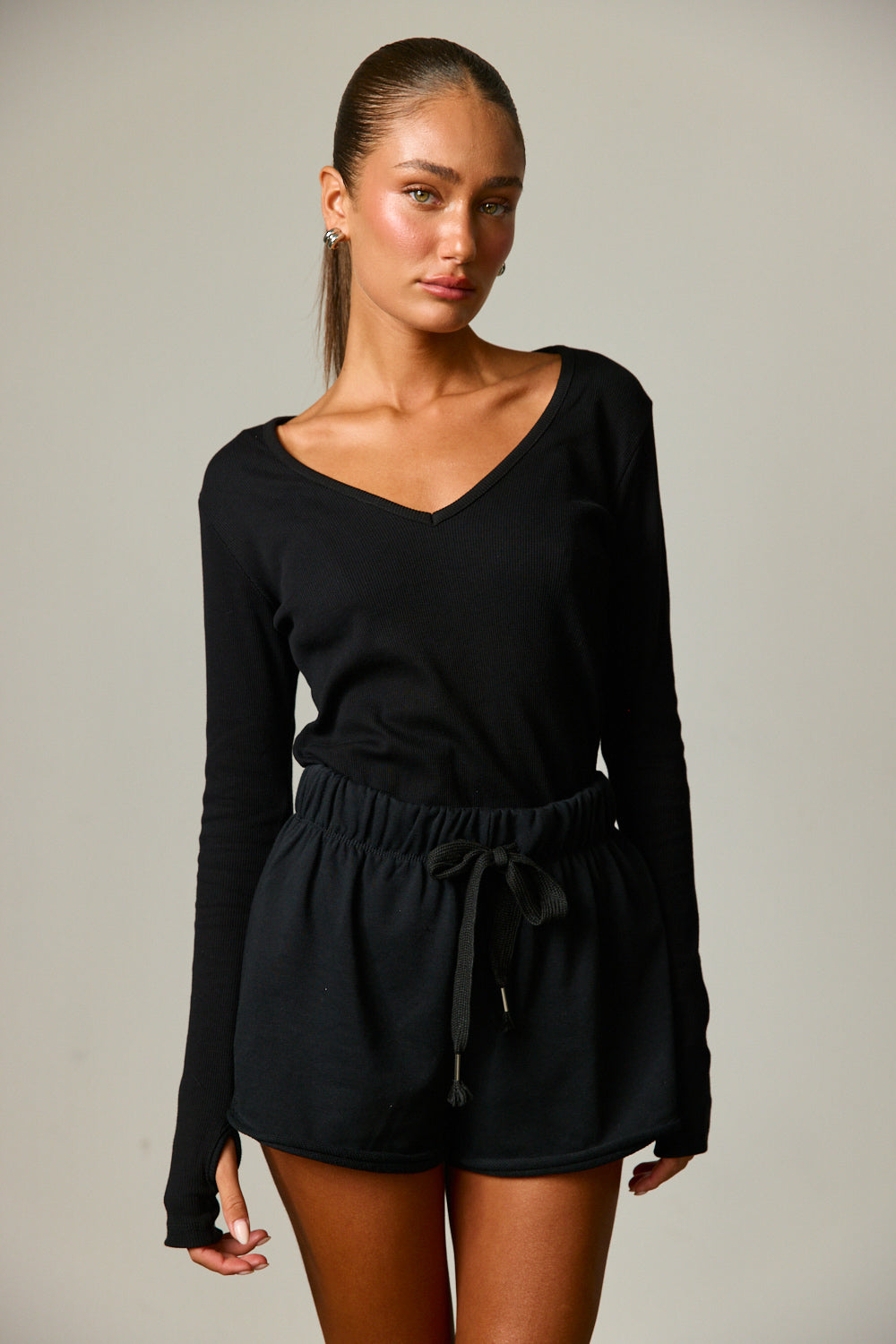 חולצות וי לנשים - הגזרות, הסגנונות והצבעים שכדאי להכיר