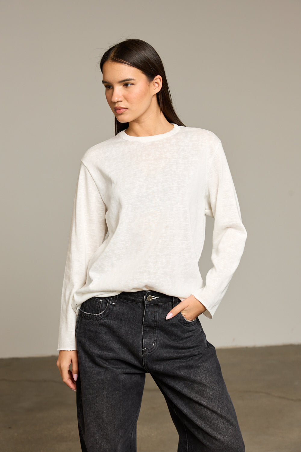 חולצות בייסיק לנשים: הפריטים שכל מלתחה חורפית חייבת