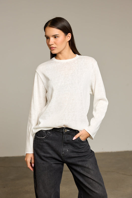 חולצות בייסיק לנשים: הפריטים שכל מלתחה חורפית חייבת