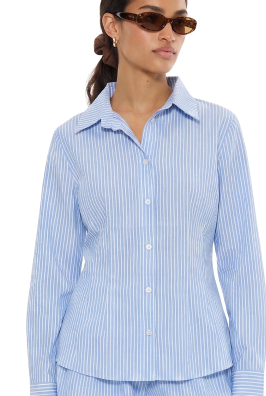 מכופתרת מישל