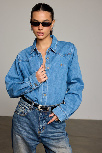 מכופתרת אולי