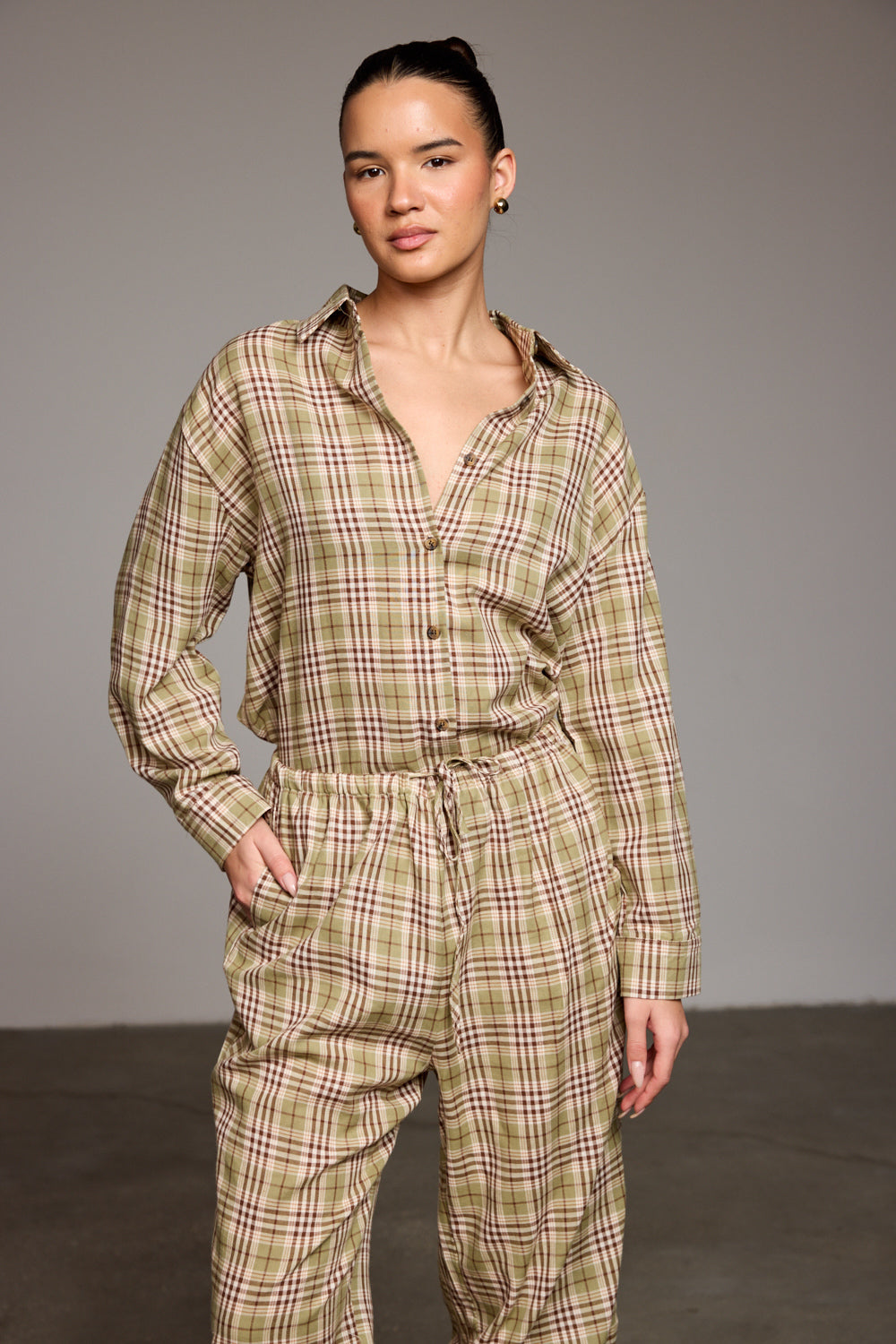 מכופתרת קרלה