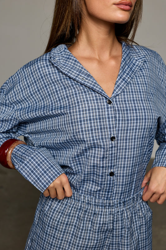 מכופתרת ניק